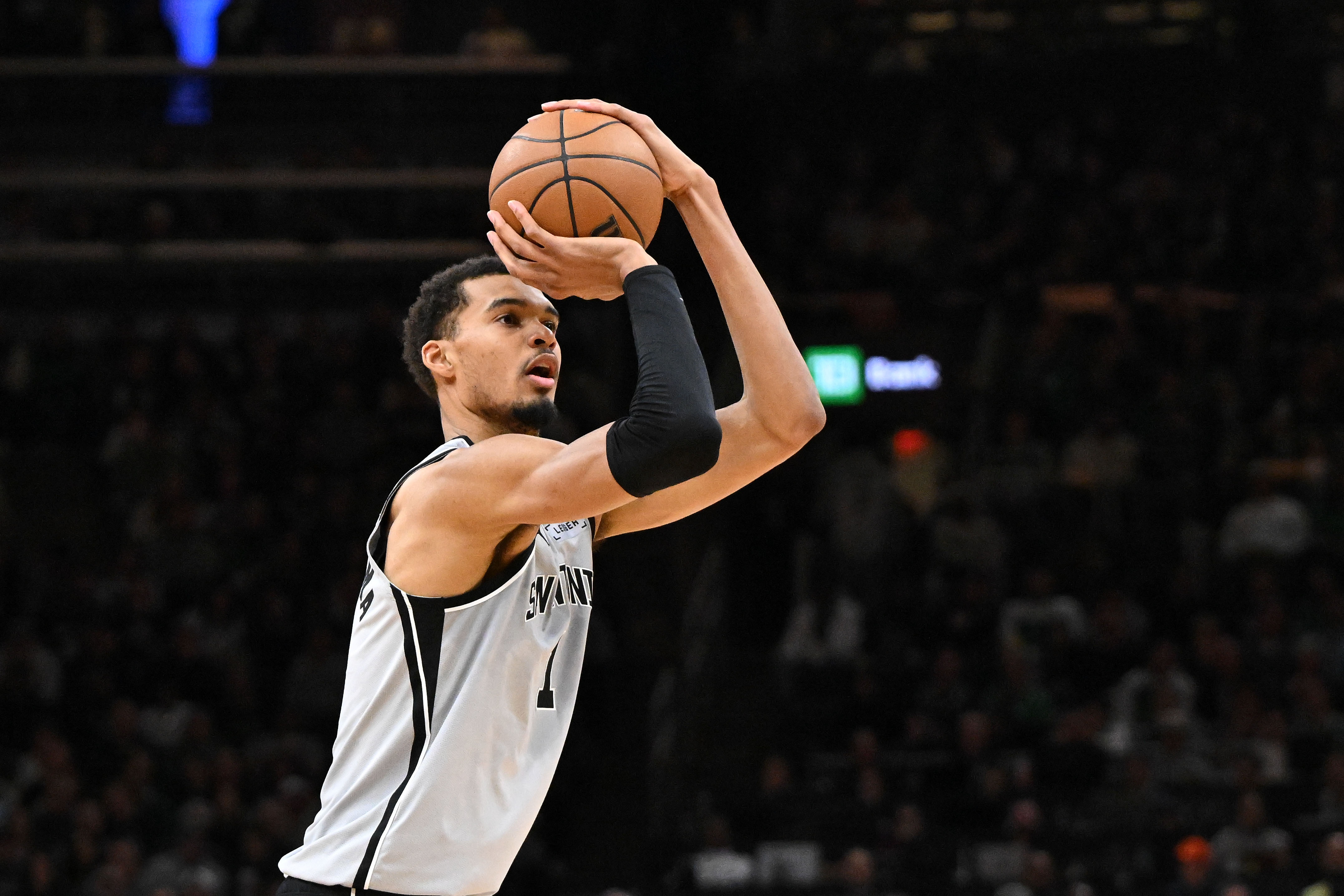 半岛体育-文班2次单场投进8+三分 中锋里仅次于波尔津吉斯的4次