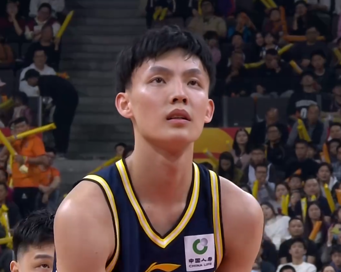 半岛体育官网-晚上十点半！徐杰伤情更新，崔永熙主动请战，徐昕无缘回归